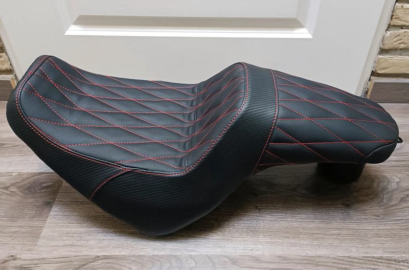 Carbon zadel met rode diamond stiksels